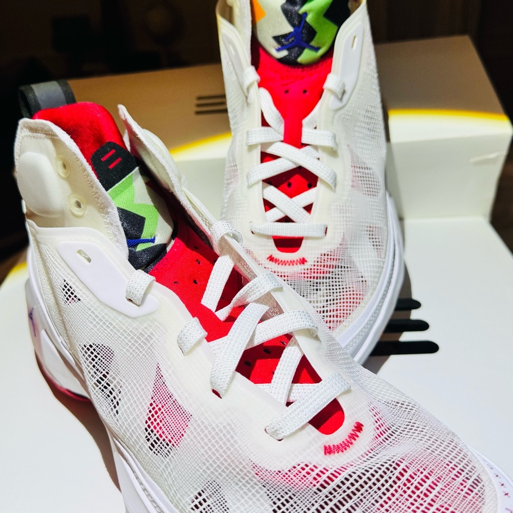 New in box men’s Jordan XXXVII basketball sneakers sz10.5